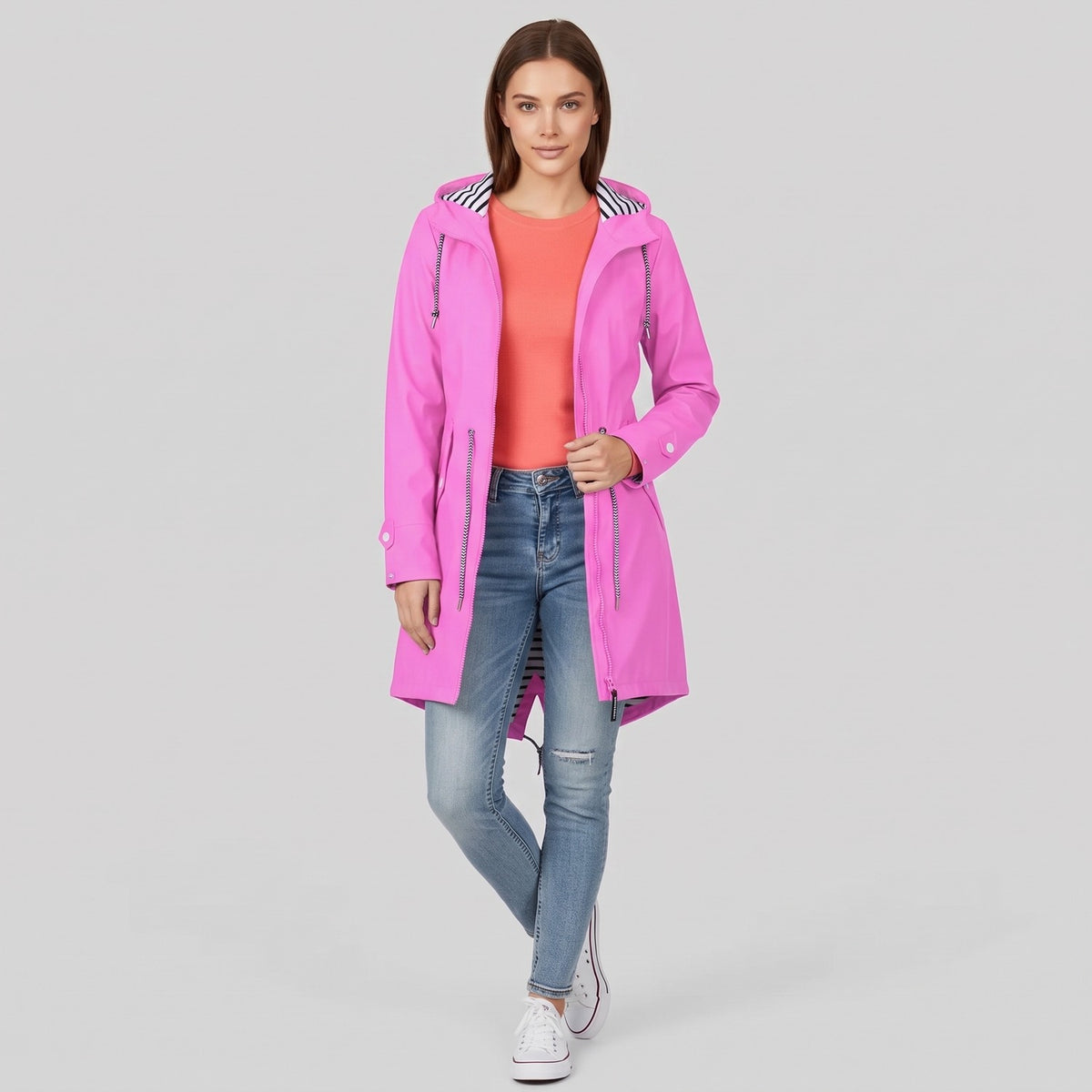 Lange waterdichte regenjas in roze met capuchon en gestreepte voering | Boutique Moda