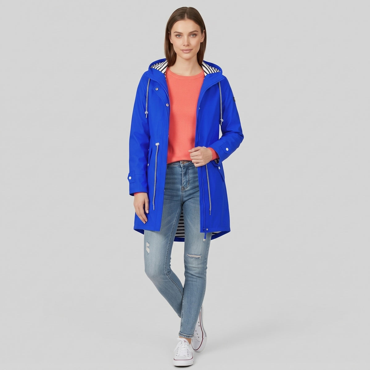 Lange waterdichte regenjas in kobaltblauw met capuchon en gestreepte voering | Boutique Moda