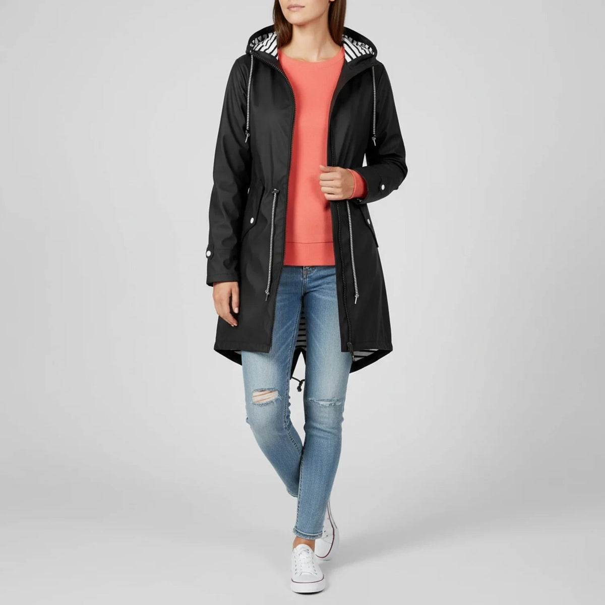 Lange waterdichte regenjas in zwart met capuchon en gestreepte voering | Boutique Moda