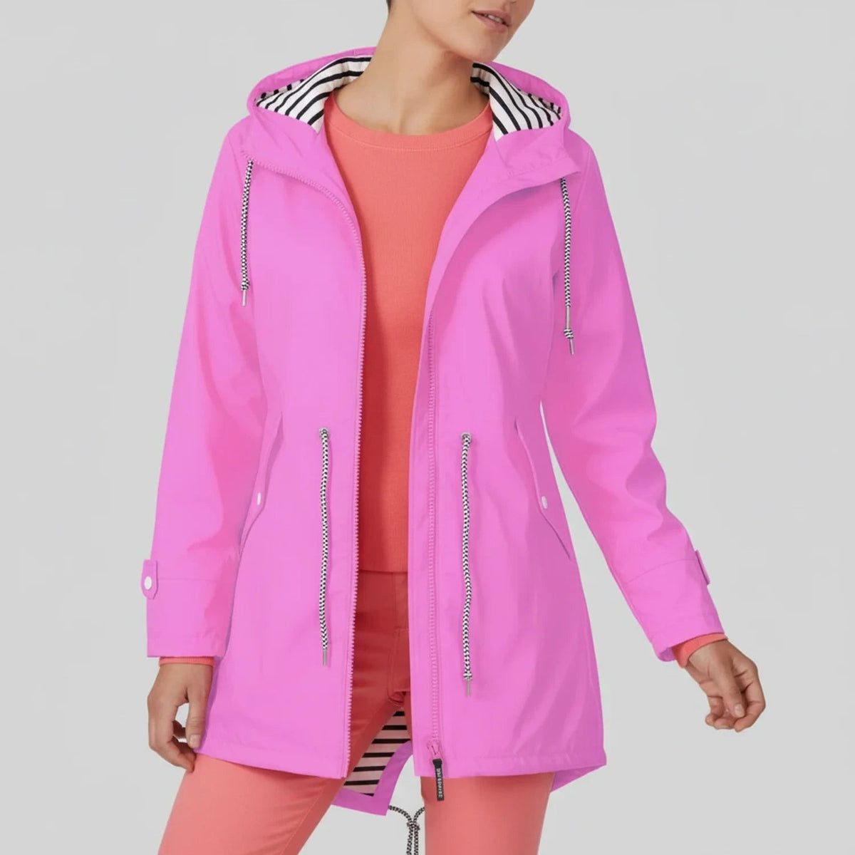 Roze regenjas open gedragen, met zicht op de gestreepte voering | Boutique Moda