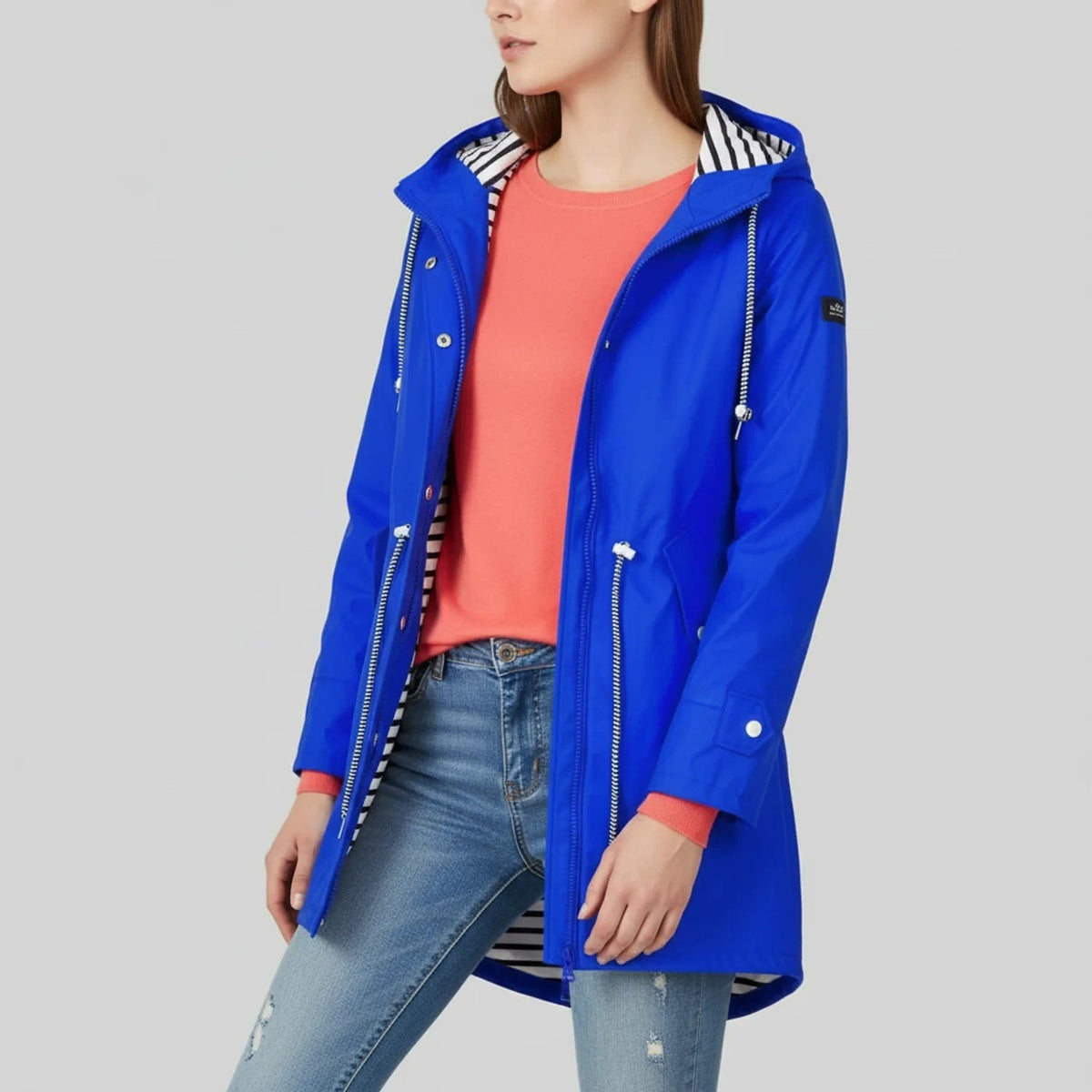 Kobaltblauwe regenjas open gedragen, met zicht op de koorden | Boutique Moda