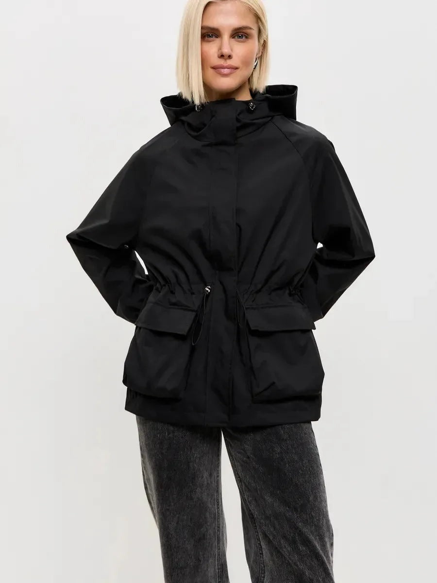 Waterdicht windjack in zwart met capuchon, taillekoord en grote zakken | Boutique Moda