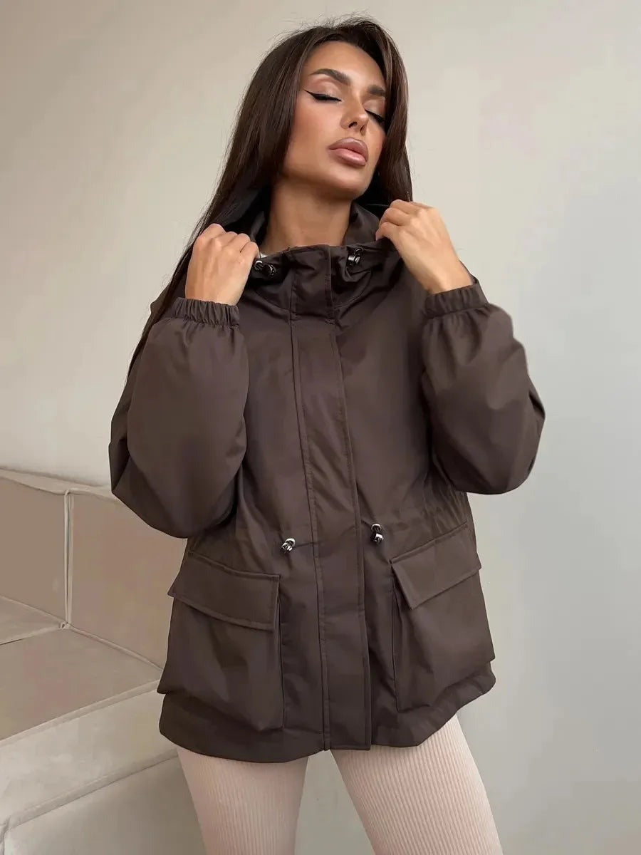 Waterdicht windjack in koffiebruin met capuchon, taillekoord en grote zakken | Boutique Moda
