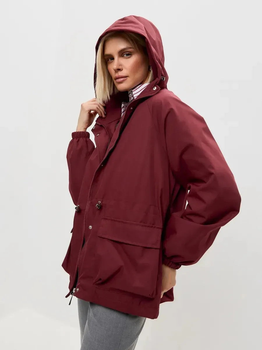 Waterdicht windjack in wijnrood met capuchon, taillekoord en grote zakken | Boutique Moda
