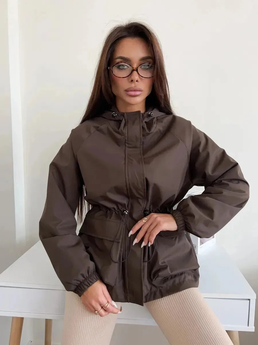 Koffiebruin windjack met een hand in de taille | Boutique Moda