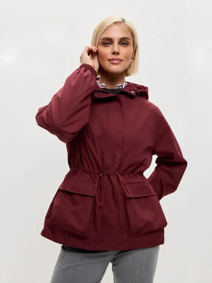 Wijnrood windjack met taillekoord en grote zakken | Boutique Moda