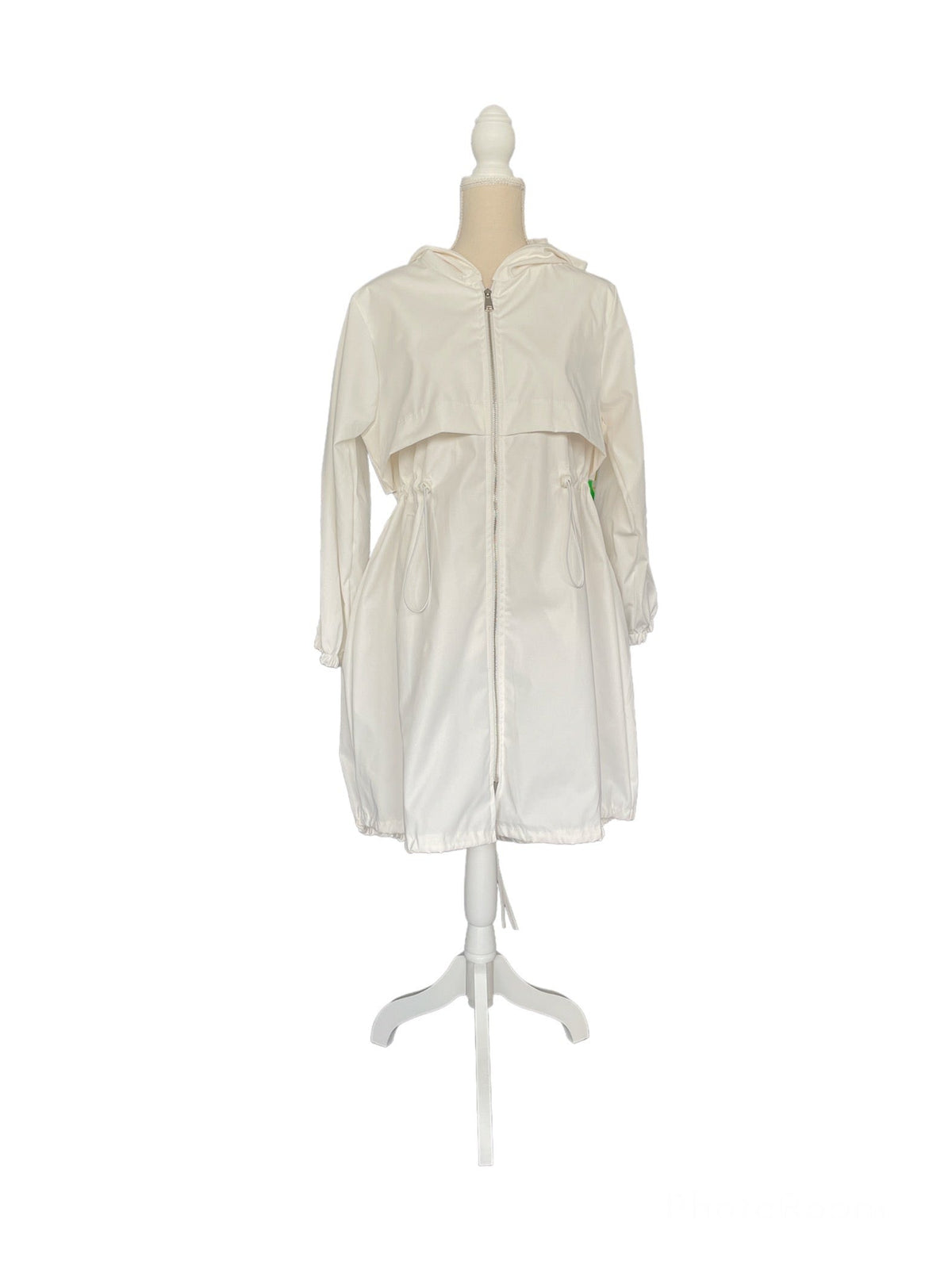 Witte regenjas met capuchon en taillekoord op een paspop | Boutique Moda