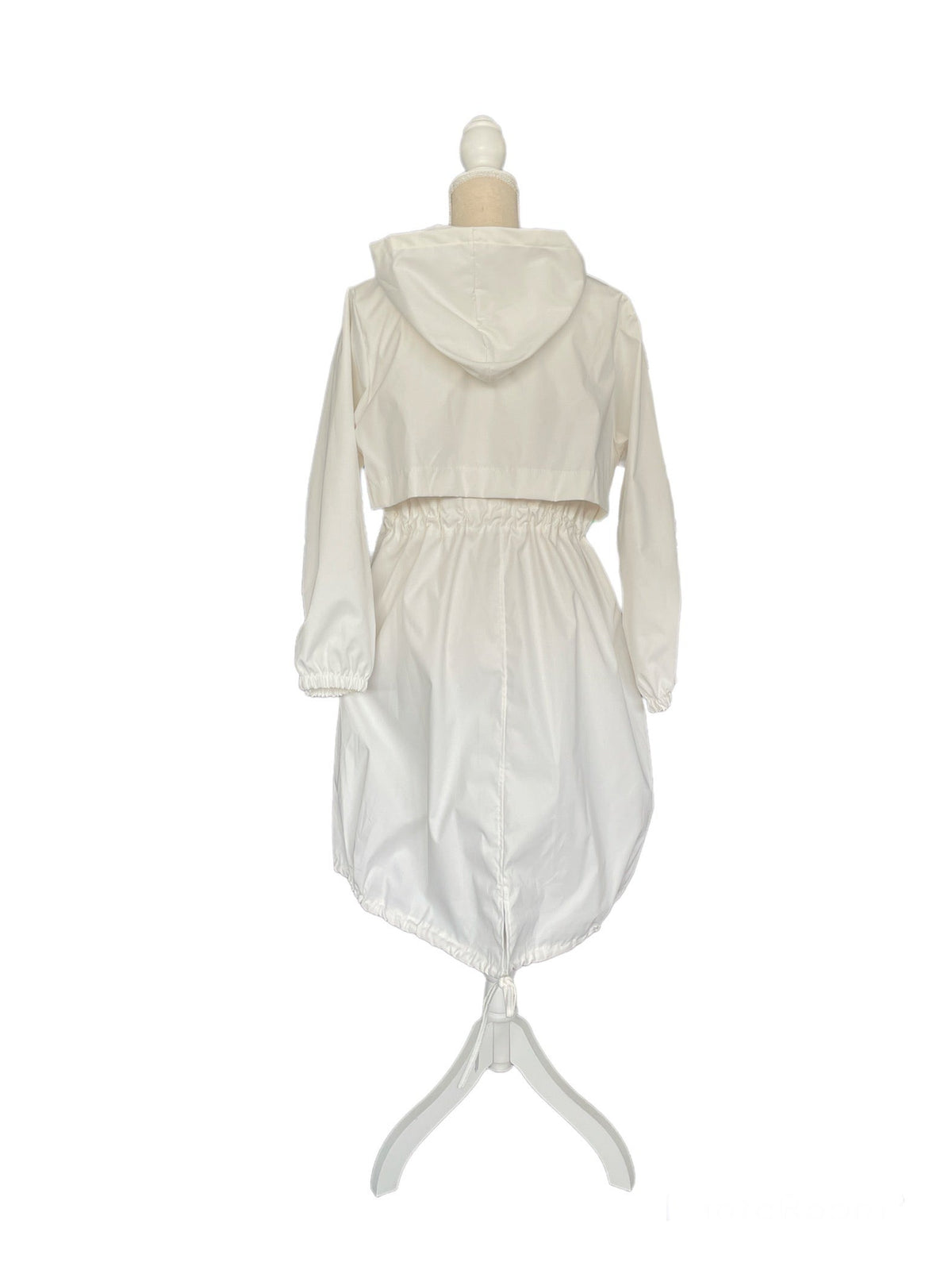 Achterkant van de witte regenjas met capuchon, elastische taille en koord aan de zoom | Boutique Moda