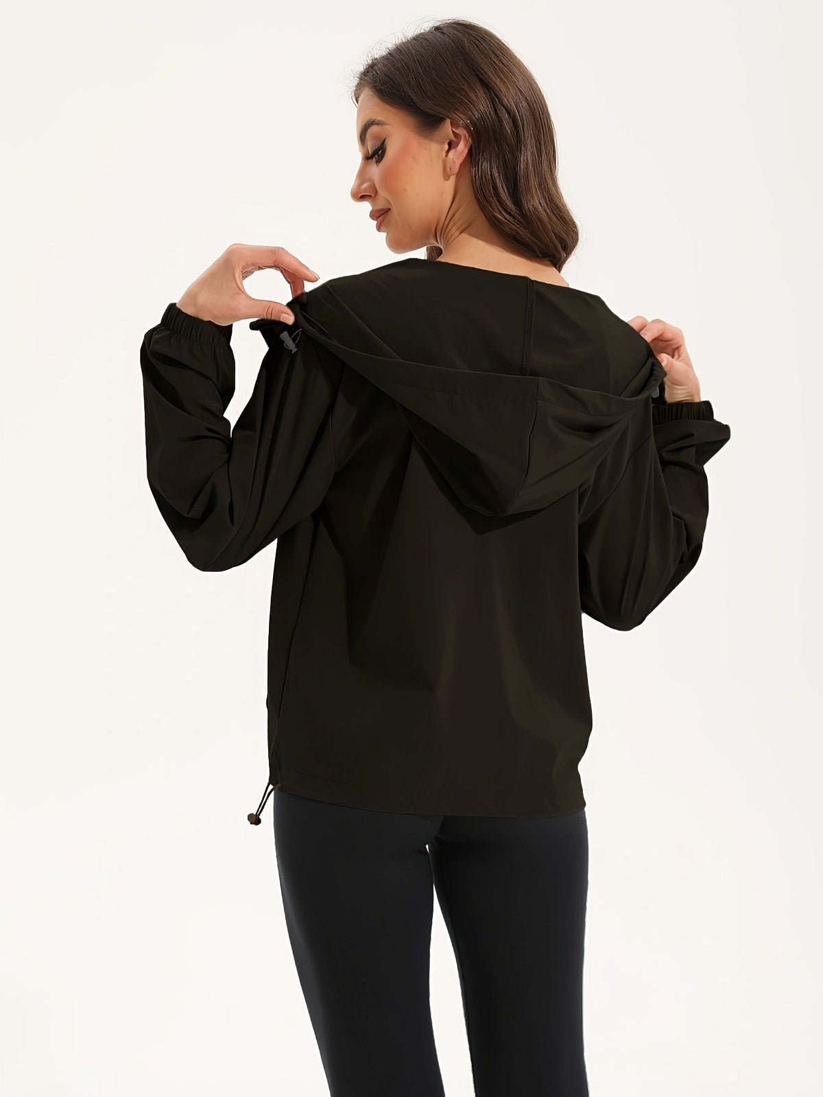 Achterkant van het zwarte windjack, de capuchon wordt opgezet | Boutique Moda