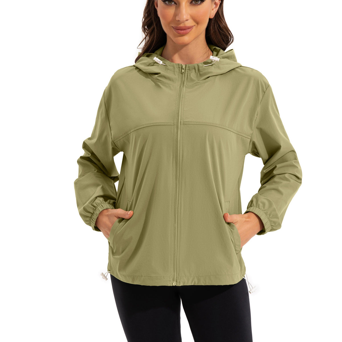 Olijfgroen licht windjack met capuchon, dicht, handen in de zakken | Boutique Moda