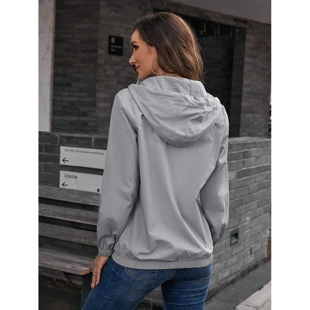 Achterkant van het grijze windjack met capuchon en elastische zoom | Boutique Moda