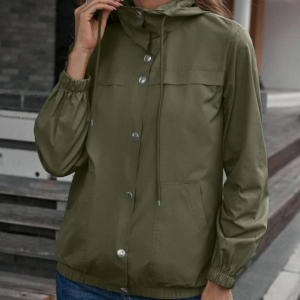 Legergroen windjack met capuchon en drukknopen, buiten gedragen | Boutique Moda