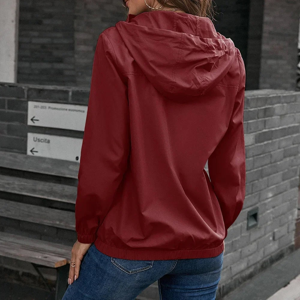 Achterkant van het bordeaux windjack met de capuchon op | Boutique Moda