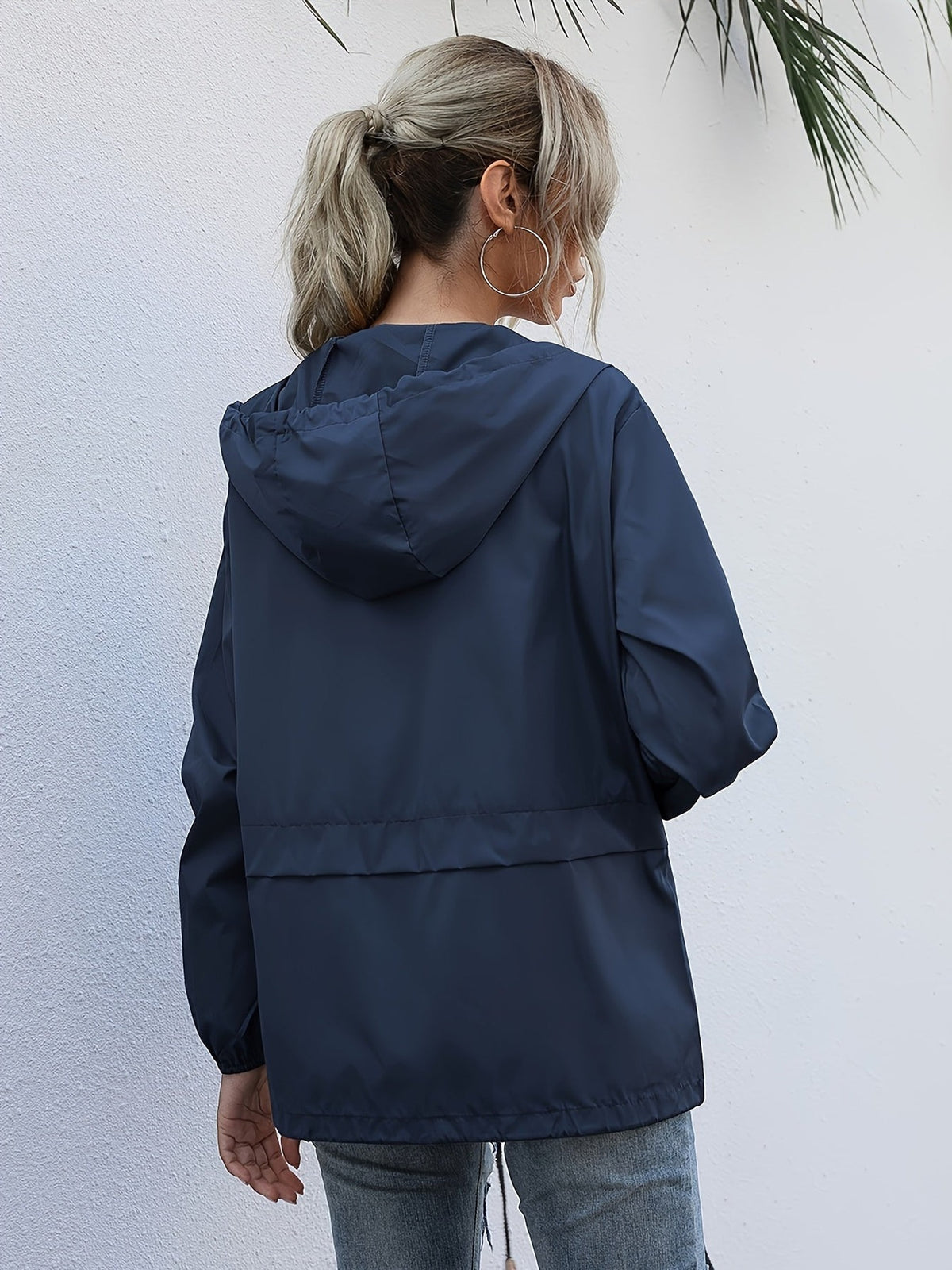 Achterkant van het marineblauwe windjack met capuchon | Boutique Moda