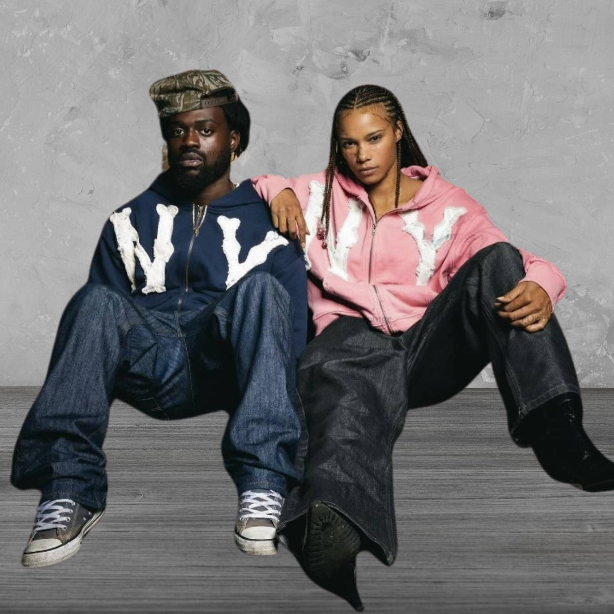Man en vrouw in de marineblauwe en roze NY-hoodies met rits | Boutique Moda
