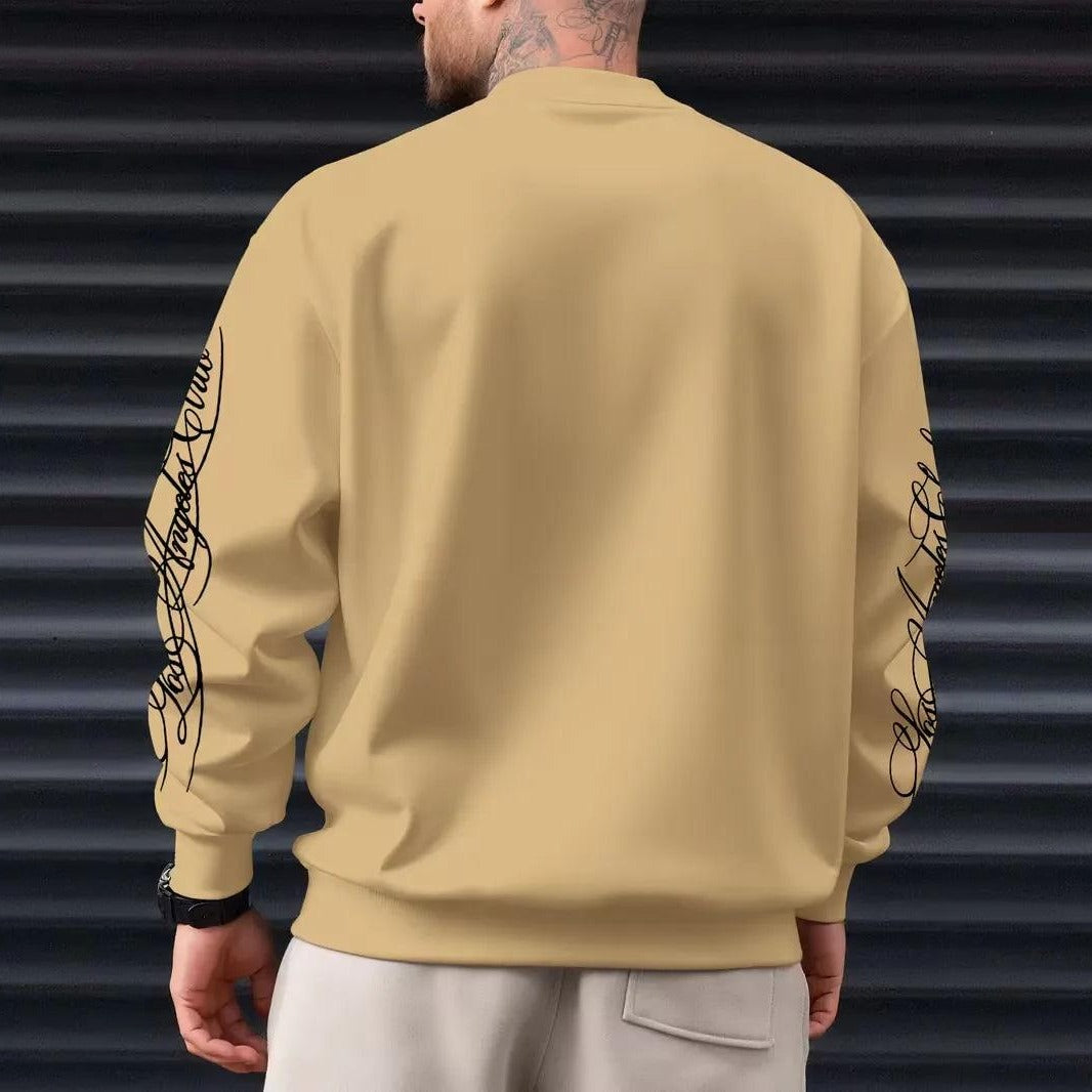 Beige sweater met tekst op mouwen, gedragen door man, achteraanzicht | Boutique Moda