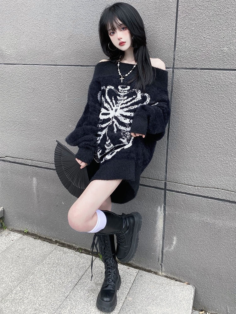 Model in de zwarte skelet trui off shoulder gedragen