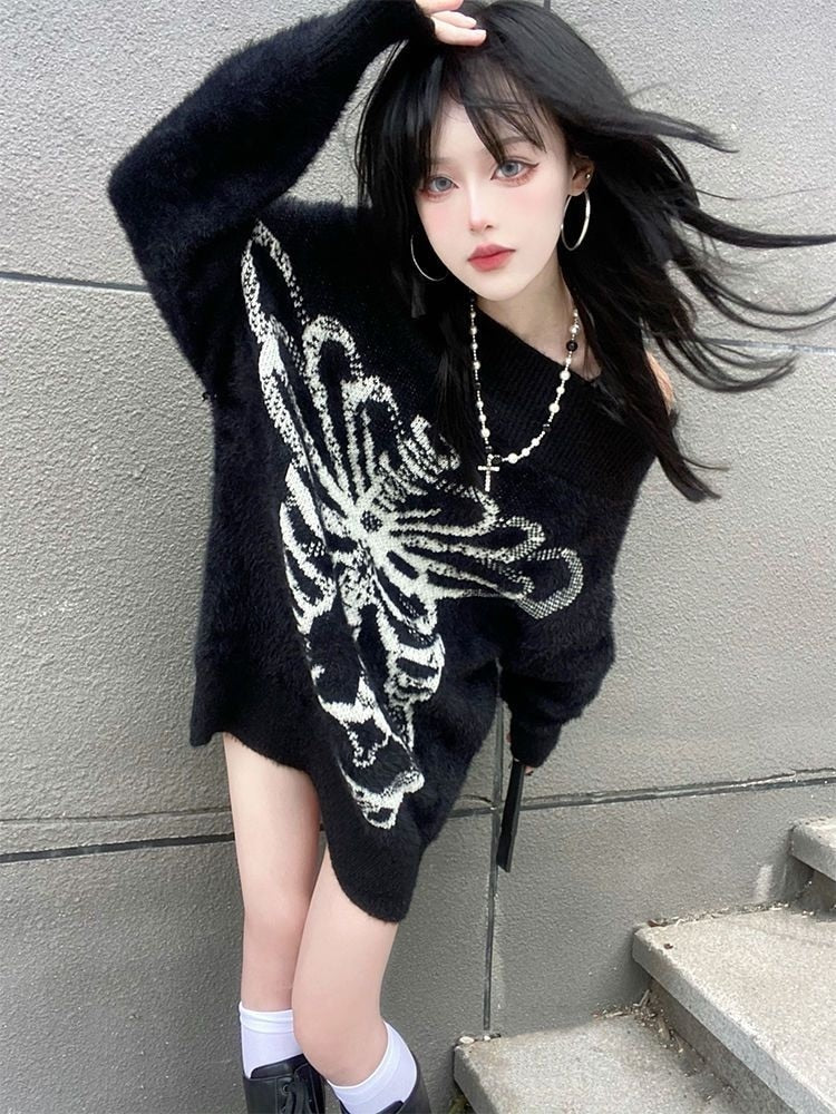 Model in de oversized skelet trui met lange mouwen