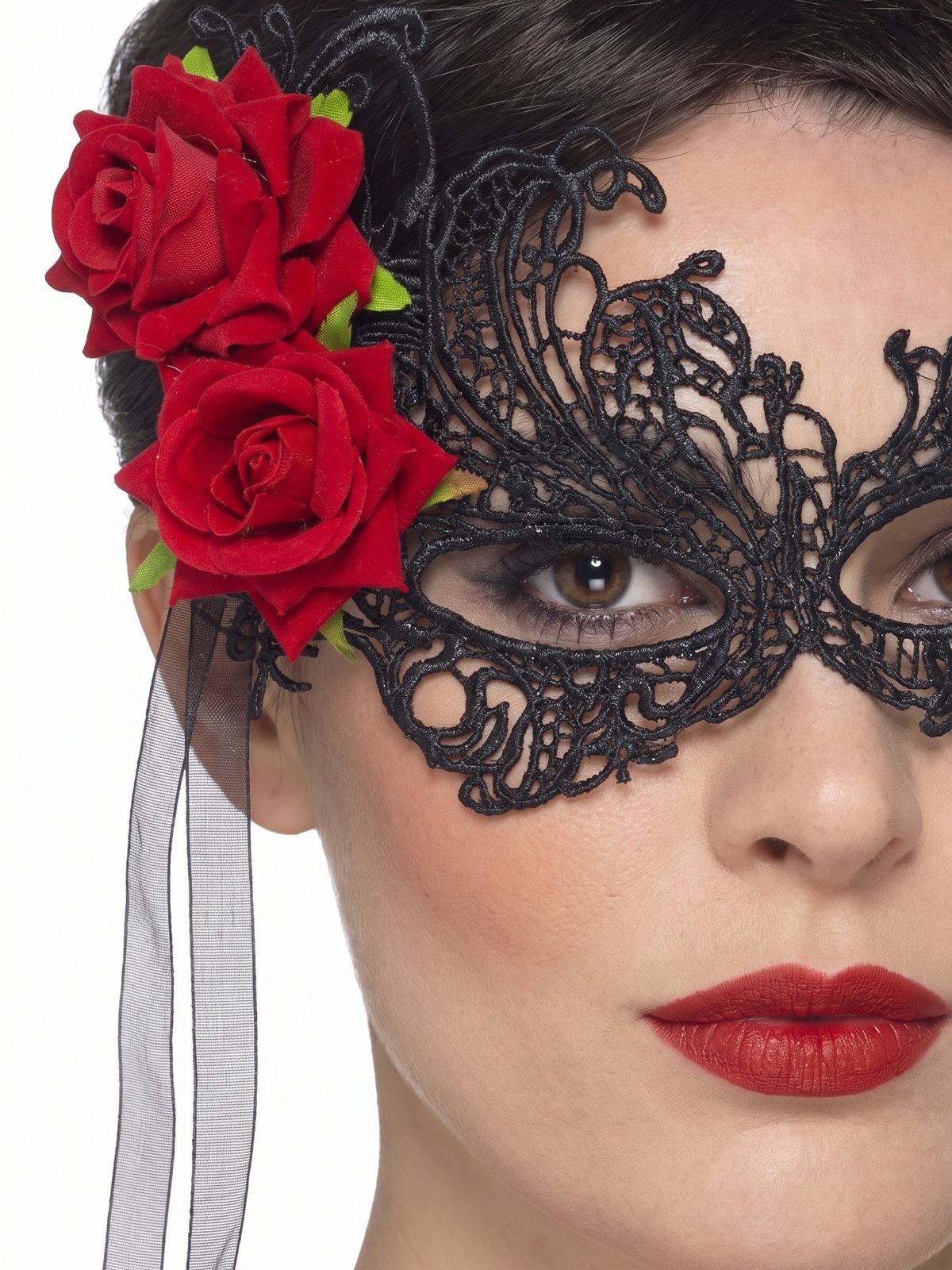 Close-up van de twee rode fluwelen rozen op het zwarte kanten oogmasker