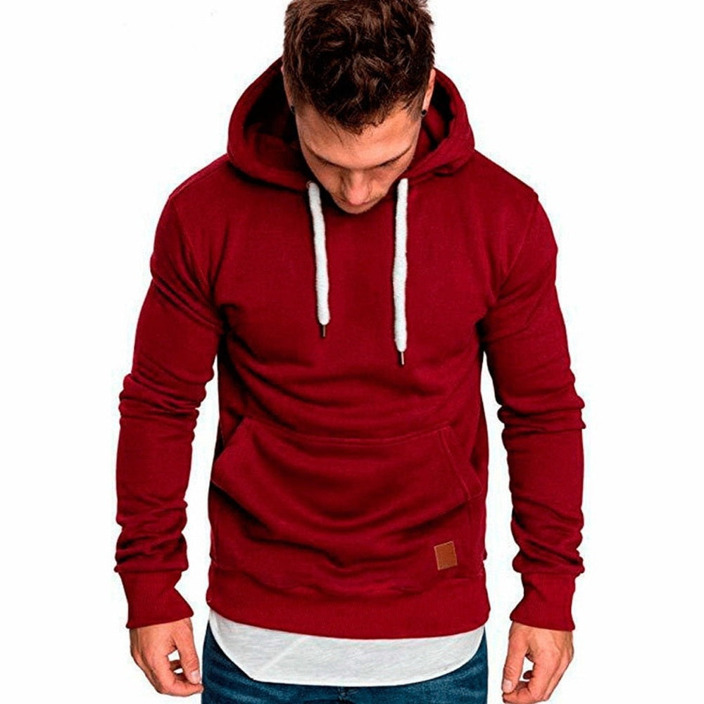 Man draagt rode hoodie met capuchon en wit koord | Boutique Moda