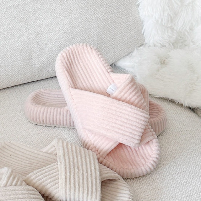 Roze ribfluwelen pantoffel met gekruiste banden