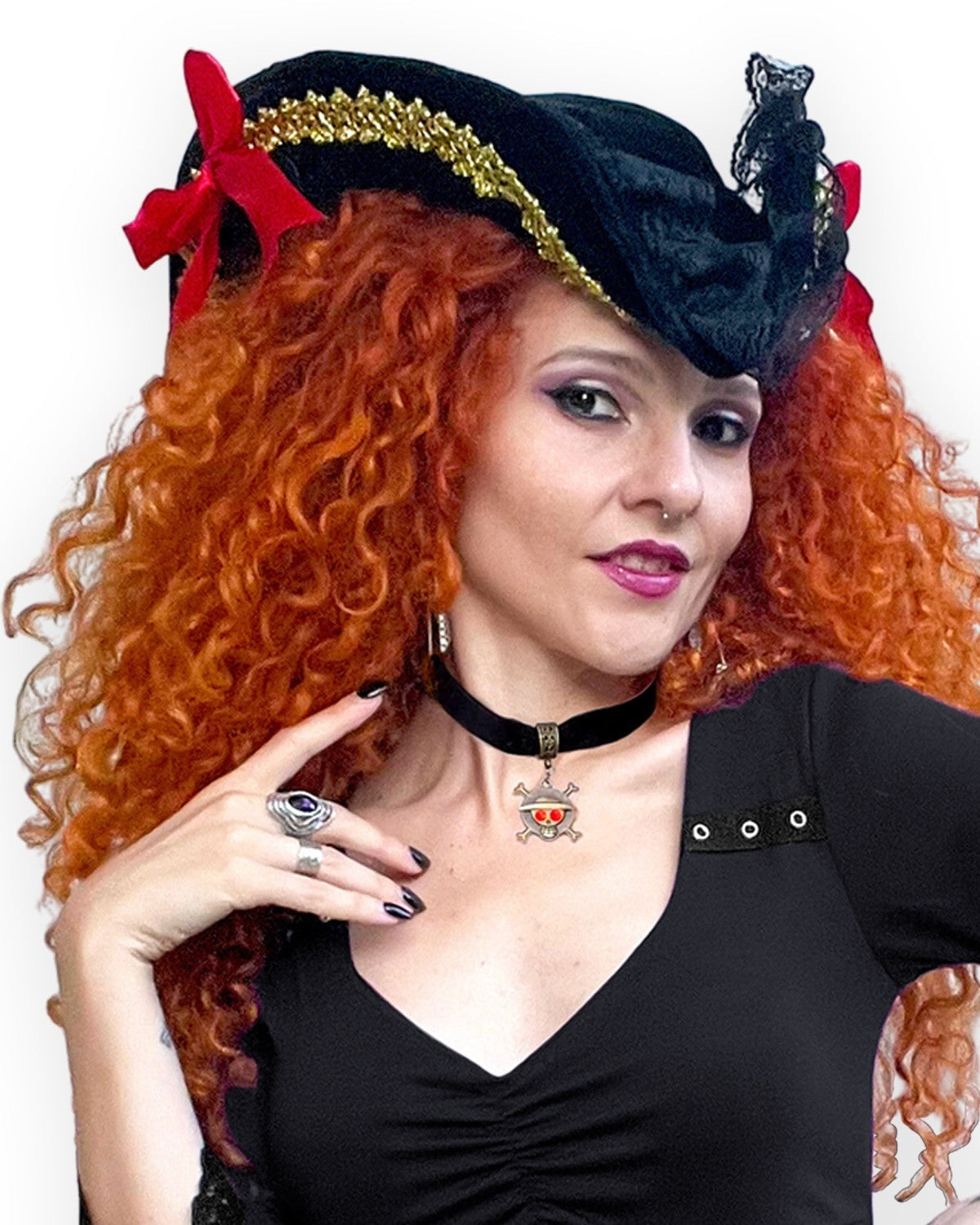 Close-up van de piratenhoed, de choker en de V-hals