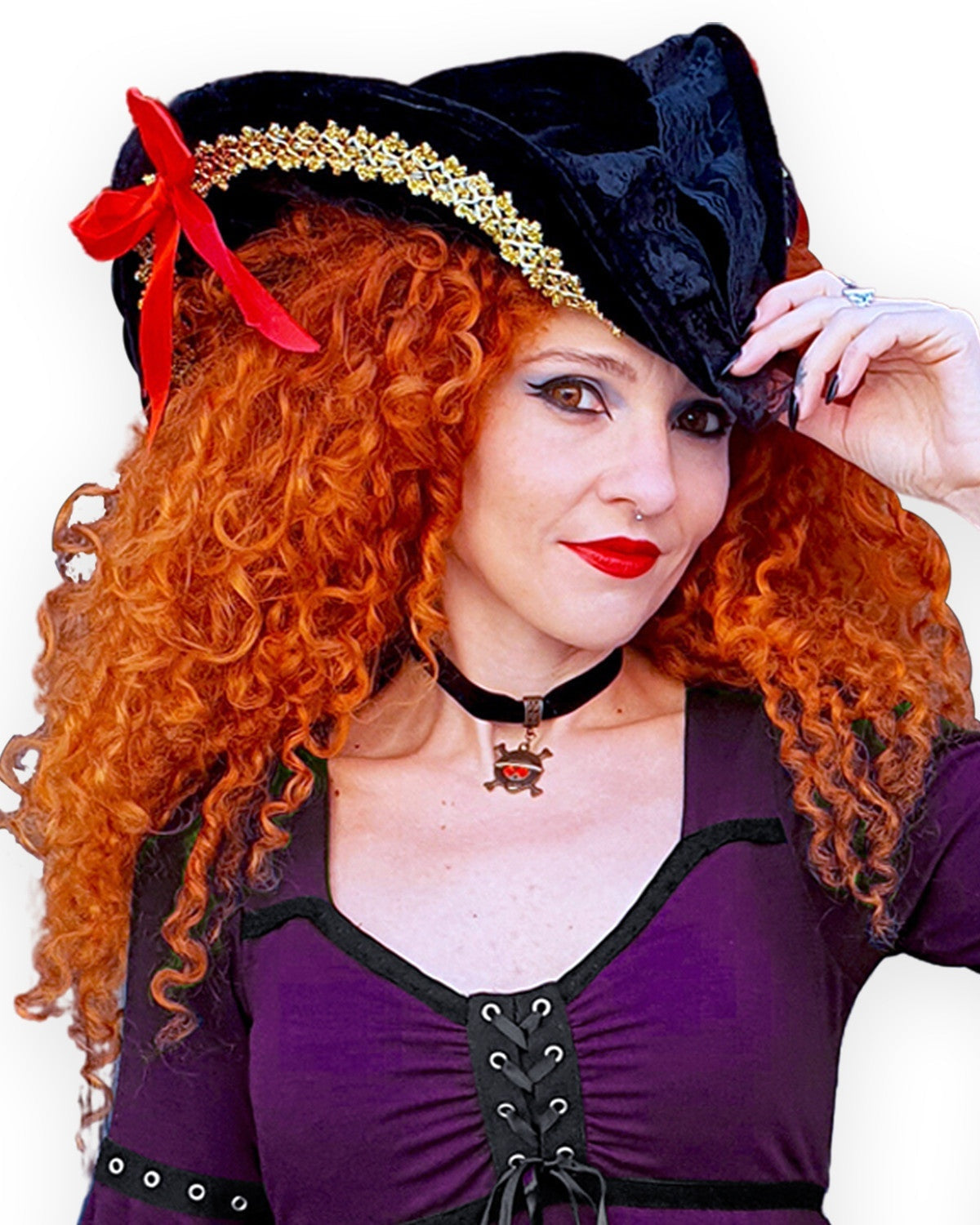 Close-up van de piratenhoed, de choker en de vetersluiting