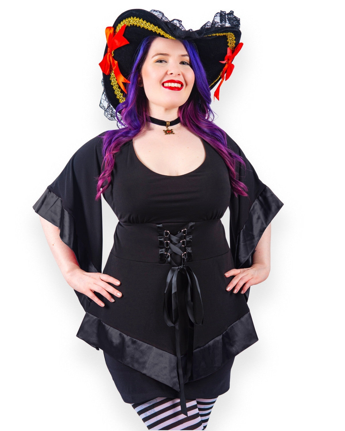 Vrouw in de zwarte piraten outfit met piratenhoed en gestreepte panty