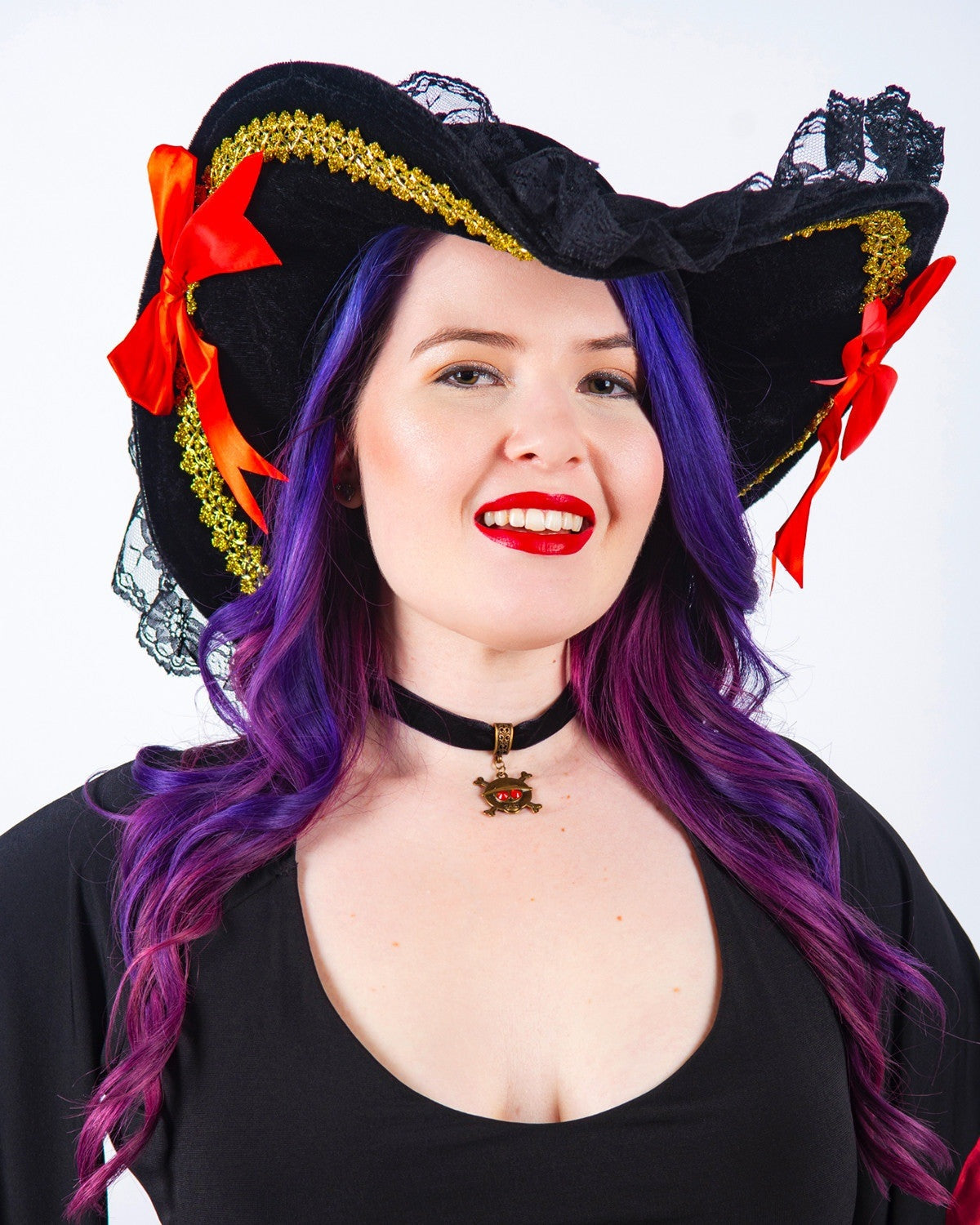 Close-up van de piratenhoed en de choker