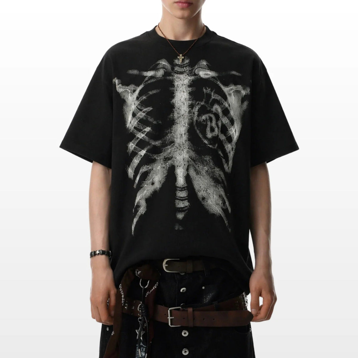 Zwart oversized T-shirt met ribbenkast-print, gedragen door model met kettingen | Boutique Moda