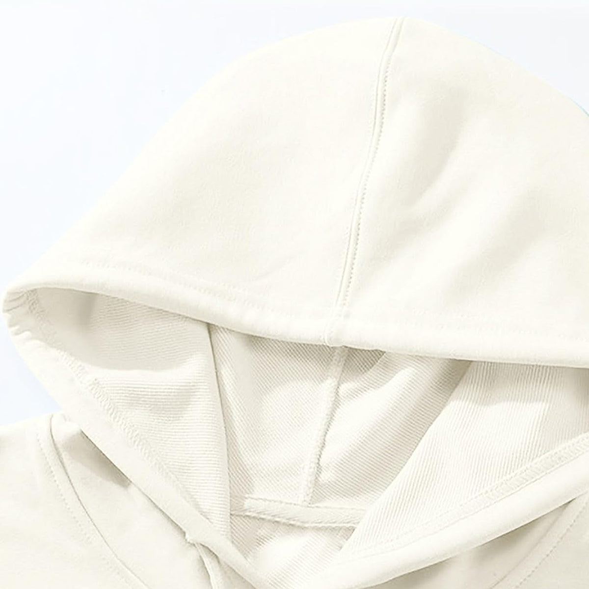 Close-up van gedragen witte hoodie met capuchon, geen mannequin zichtbaar | Boutique Moda
