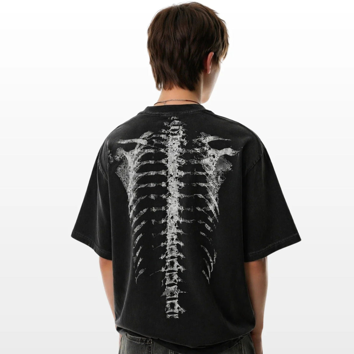 Zwart oversized T-shirt met skeletprint op de rug, gedragen door model | Boutique Moda