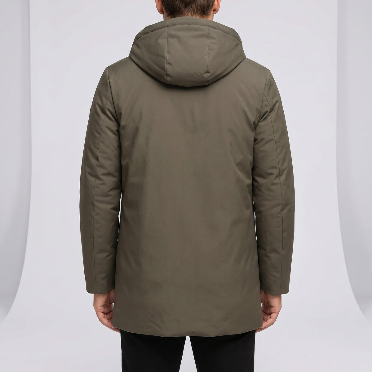 Groene regenjas met capuchon, gedragen door man, achteraanzicht | Boutique Moda