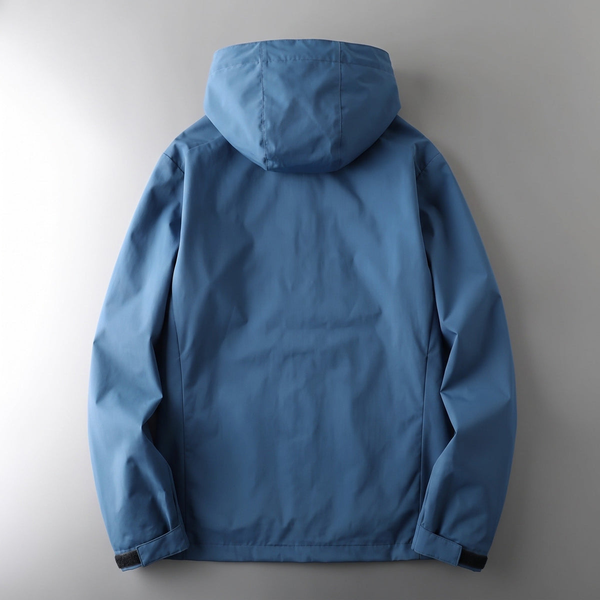 Blauwe windbreaker met capuchon, platliggend getoond, achteraanzicht zonder persoon | Boutique Moda
