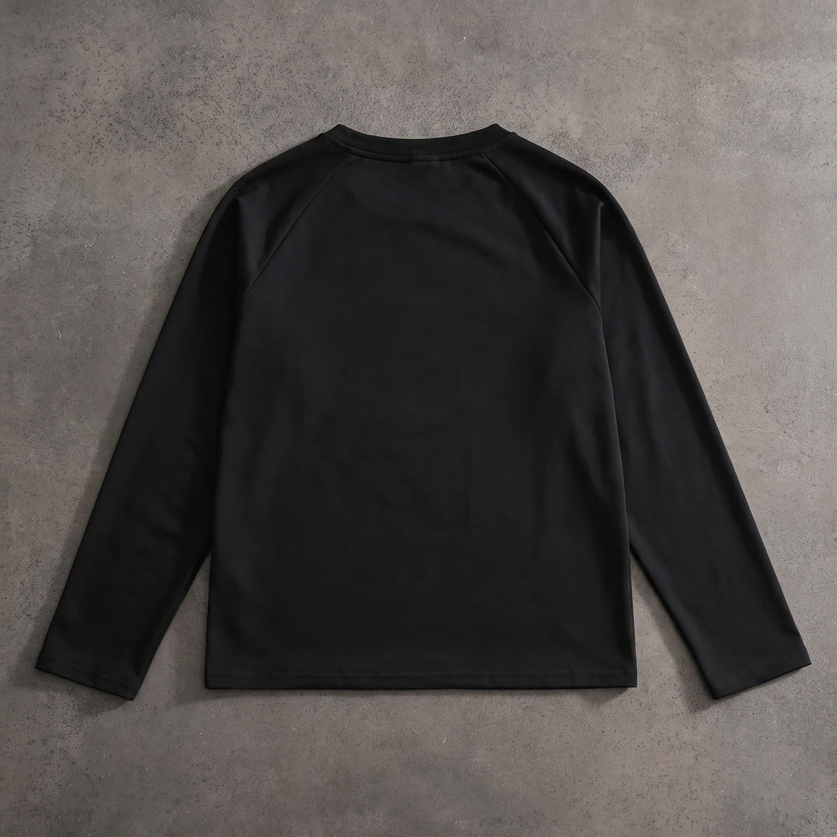 Zwarte longsleeve met ronde hals, plat liggend gefotografeerd | Boutique Moda