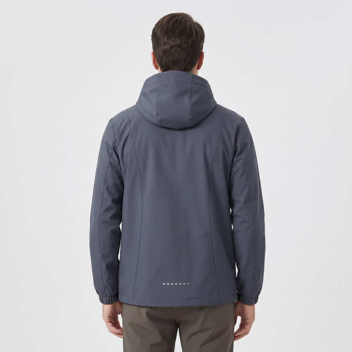 Grijze regenjas met capuchon, gedragen door man, achteraanzicht getoond | Boutique Moda