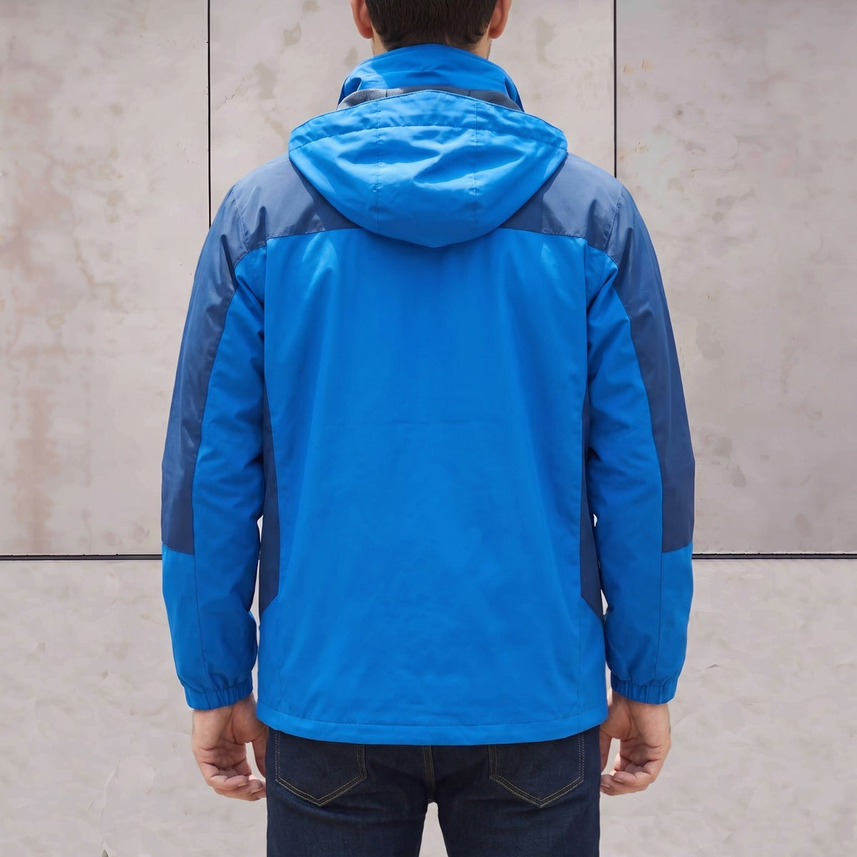 Blauwe 3-in-1 wandeljas met capuchon, gedragen door man, achteraanzicht | Boutique Moda