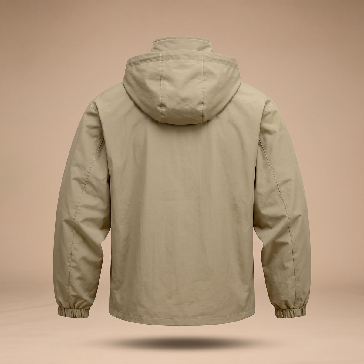 Beige waterdichte outdoorjas met capuchon, achteraanzicht, getoond op onzichtbare mannequin | Boutique Moda