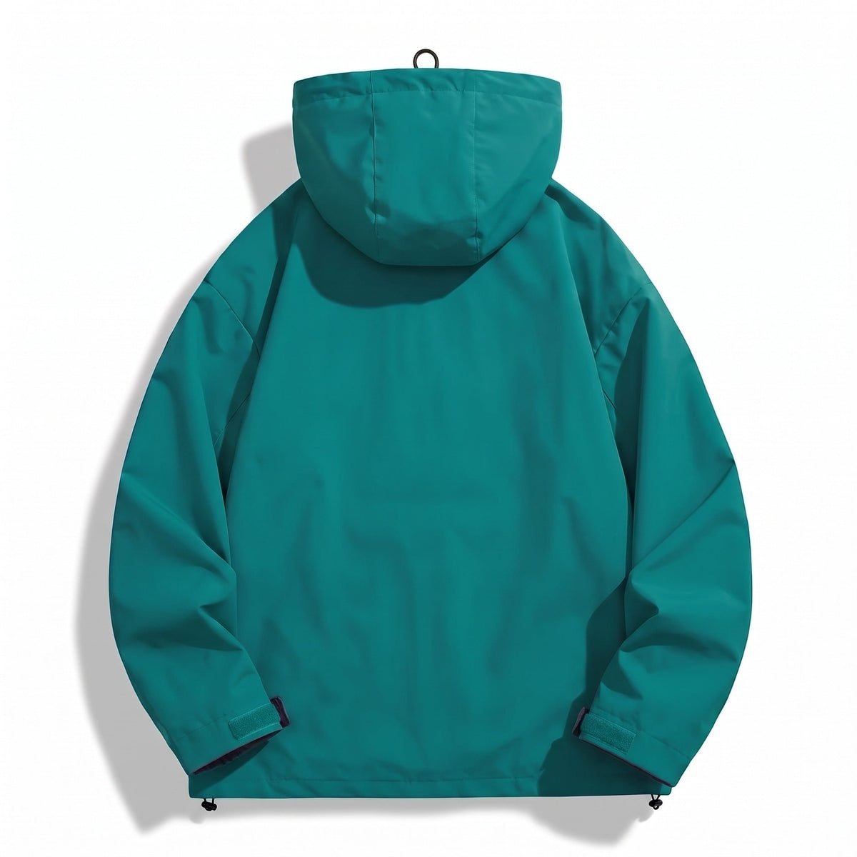 Groene regenjas met capuchon, achteraanzicht, plat gefotografeerd tegen witte achtergrond | Boutique Moda