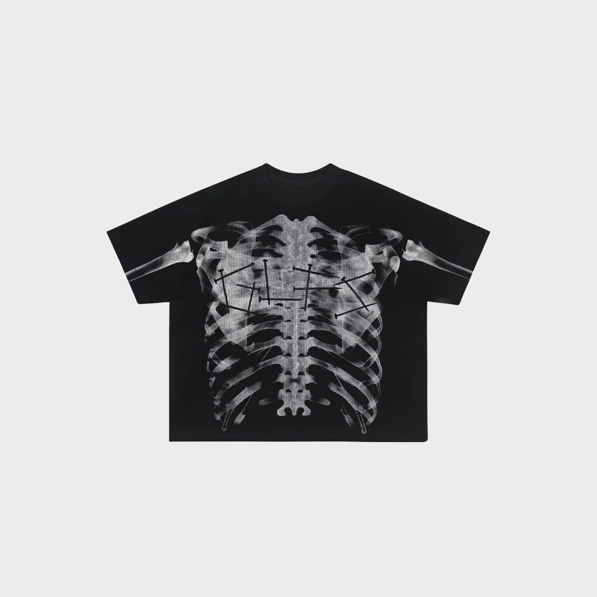 Zwart T-shirt met röntgen ribbenkast print, plat vlak liggend getoond | Boutique Moda