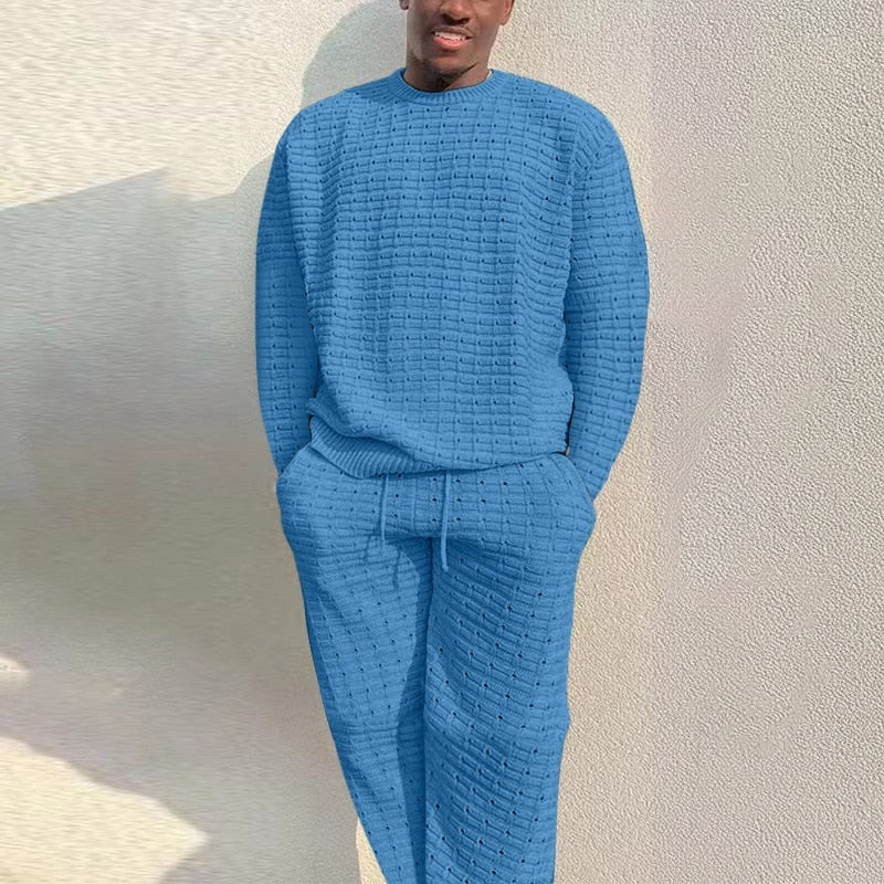 Blauwe gebreide loungeset met trui en broek, gedragen door man | Boutique Moda