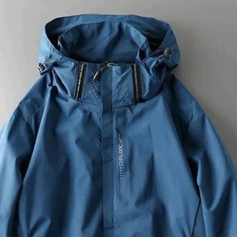 Blauwe windbreaker met capuchon en ritszakken, close-up van kraag | Boutique Moda