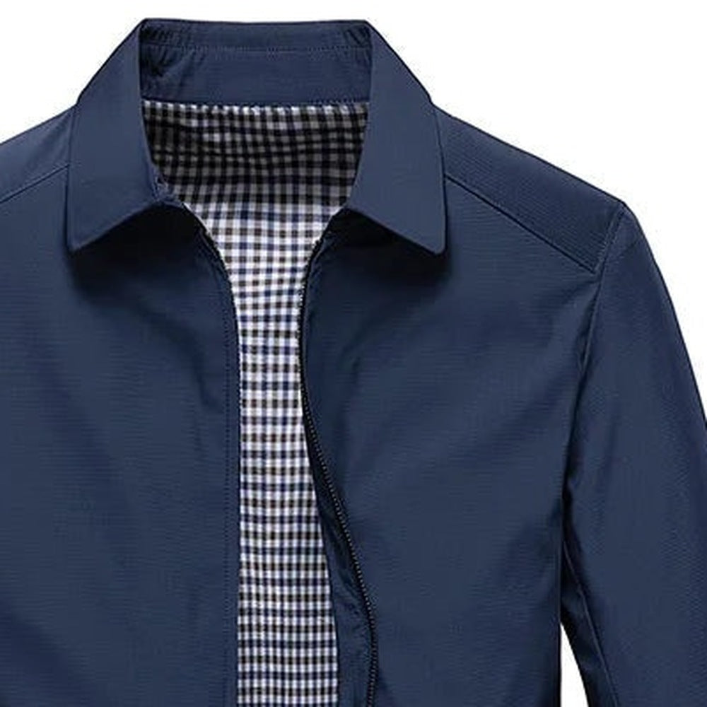 Marineblauwe regenjas met geruite voering, gedragen, close-up van kraag en rits | Boutique Moda