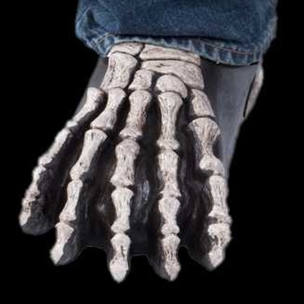 Grijze skeletvoet schoenhoes gedragen over schoen met spijkerbroek | Boutique Moda