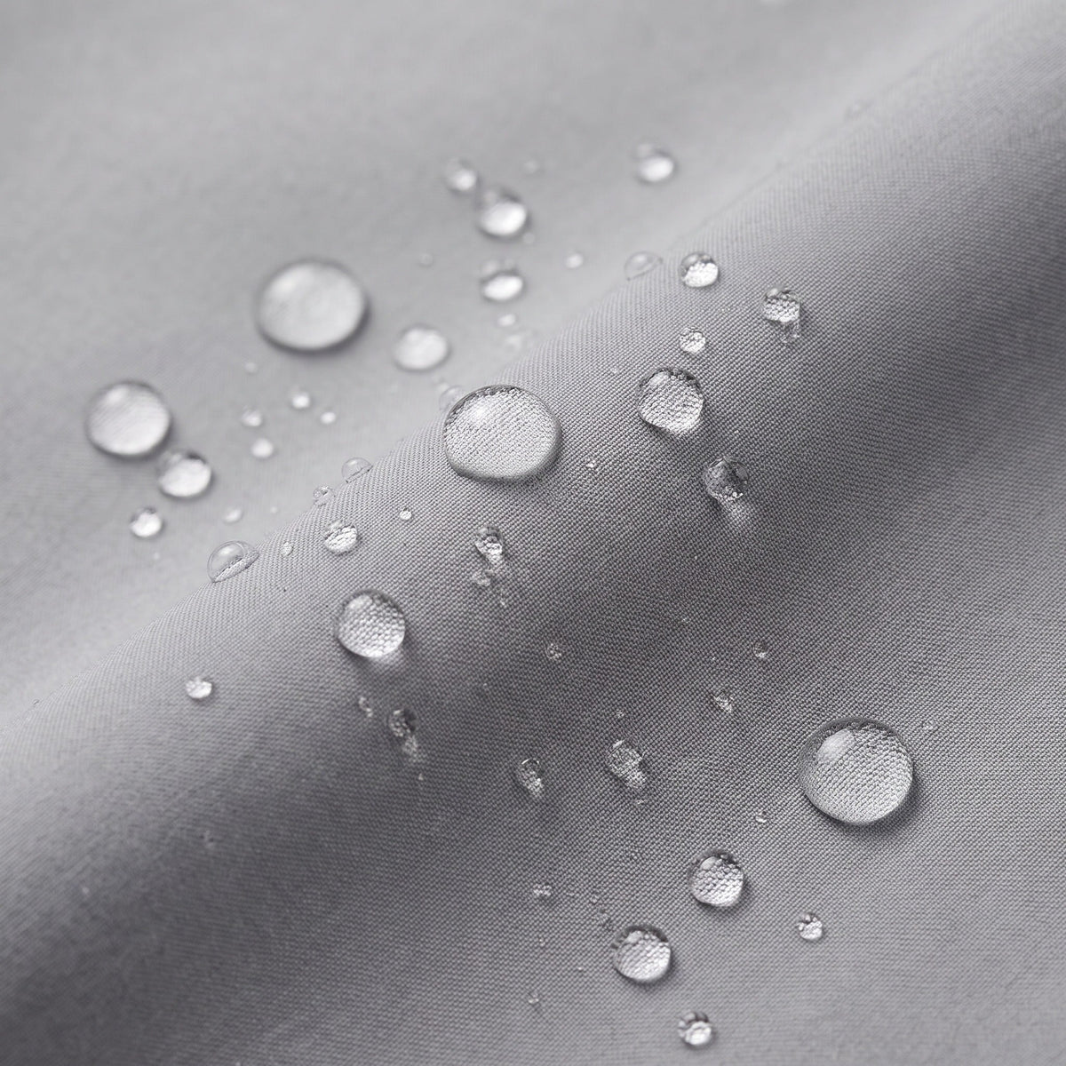 Waterdruppels op grijs waterafstotend stofoppervlak, close-up zonder persoon | Boutique Moda
