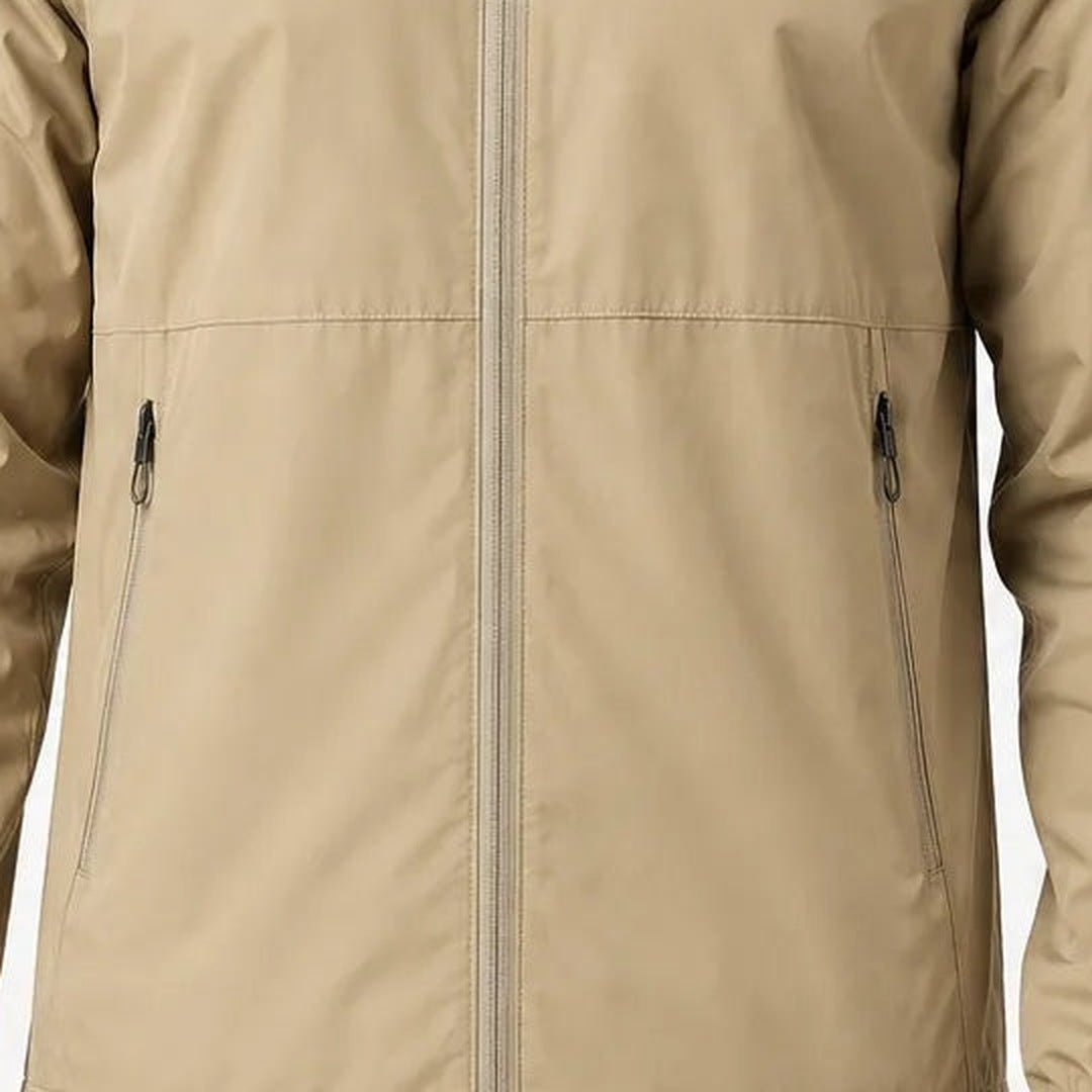 Beige regenjas met ritssluiting en zakken, close-up gedragen op persoon | Boutique Moda