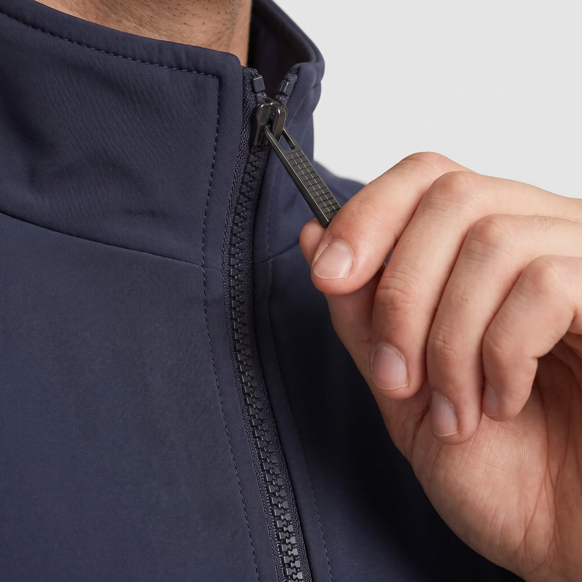 Close-up van donkerblauwe jas met rits, gedragen door een persoon | Boutique Moda