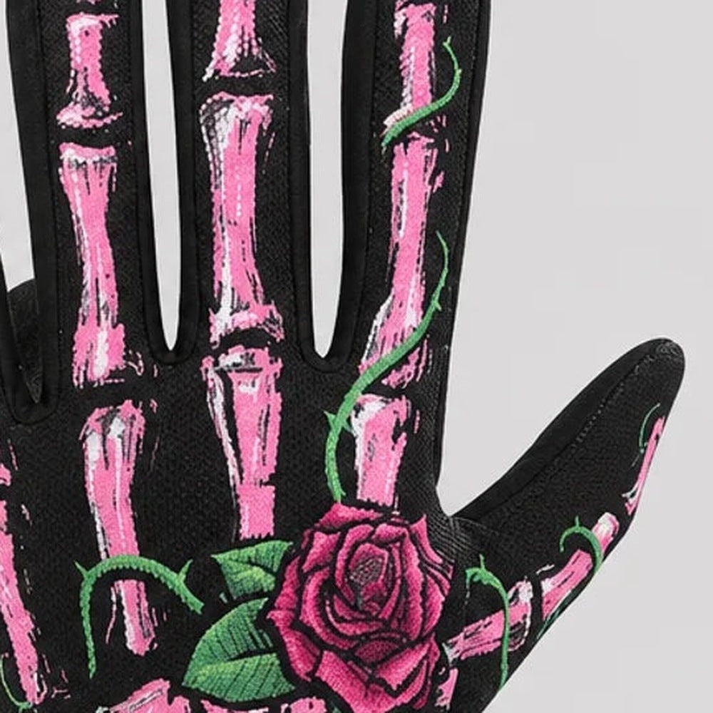 Zwarte handschoen met roze botprint en roos, close-up gedragen aan hand | Boutique Moda