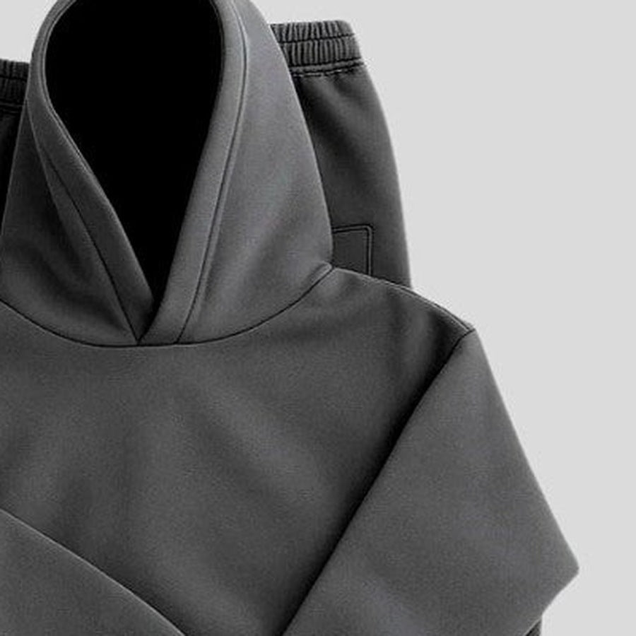 Grijze hoodie met capuchon en joggingbroek, paspop, close-up detailopname | Boutique Moda