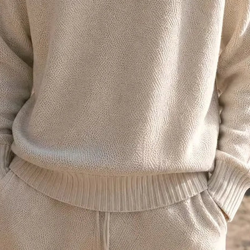 Crème gebreide trui en broek met ribboord, gedragen door een persoon | Boutique Moda